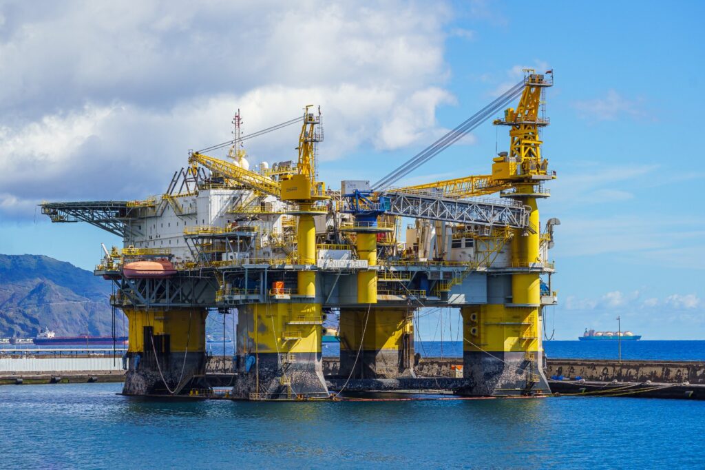 Brent rose 1.4% and closed at $88.91 per barrel, while WTI advanced 1.3% to $83.20.