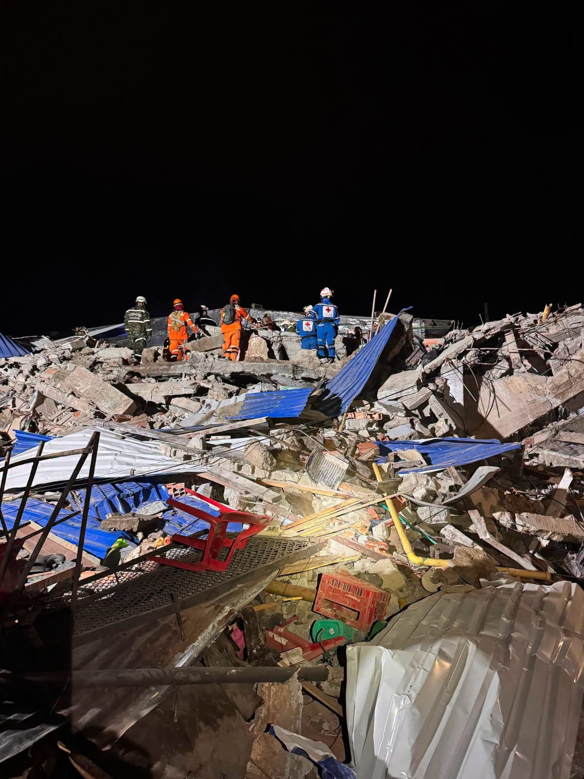 The seismic movement was felt in various areas of central and western Colombia and caused serious damage.